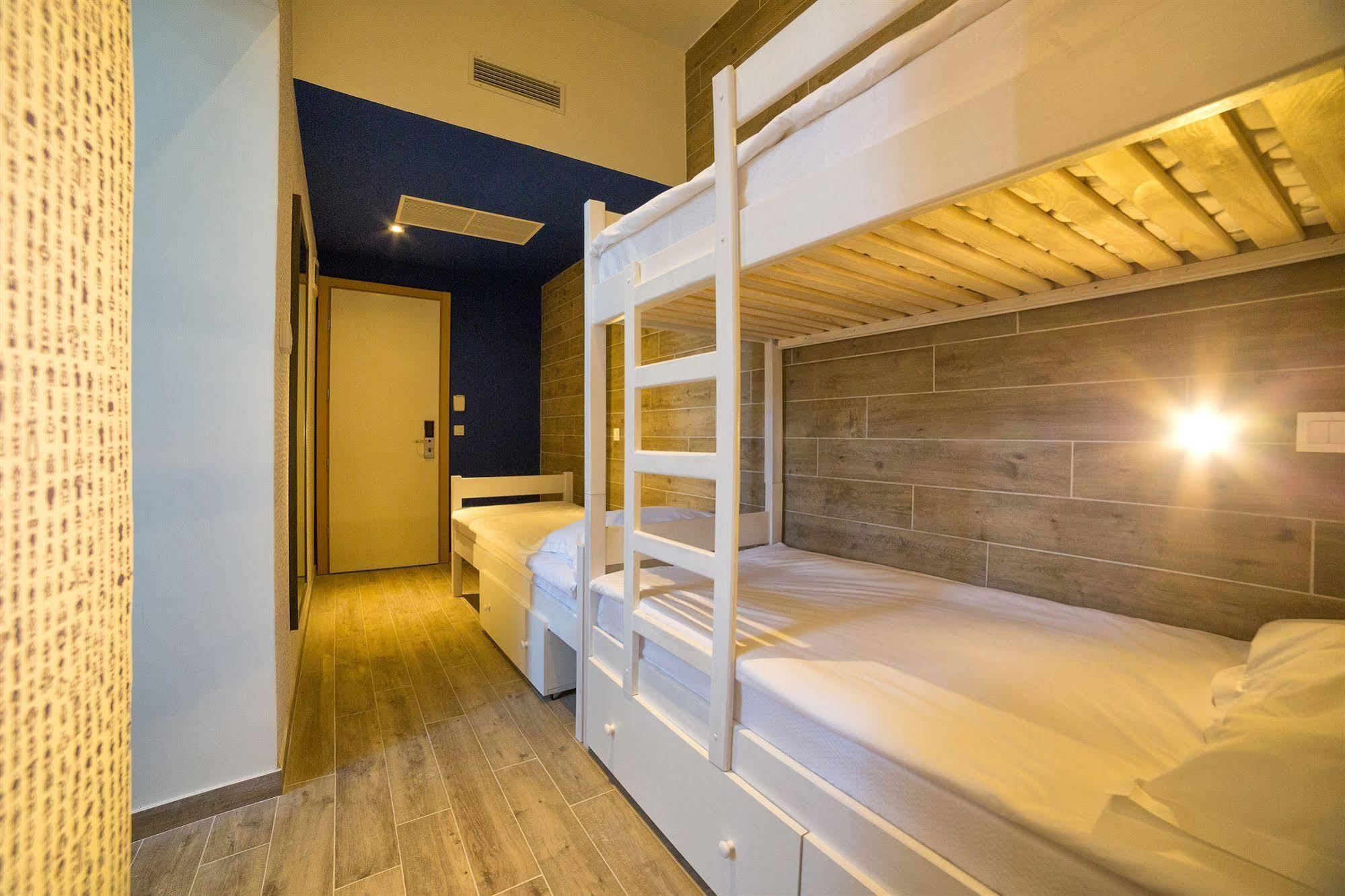 Hostel Link Ловран Екстериор снимка