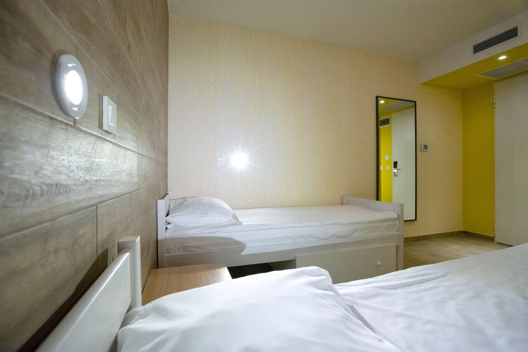 Hostel Link Ловран Екстериор снимка